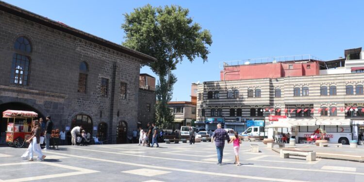 Bir ilde termometreler 48 dereceyi gösterdi, yollar boş kaldı!