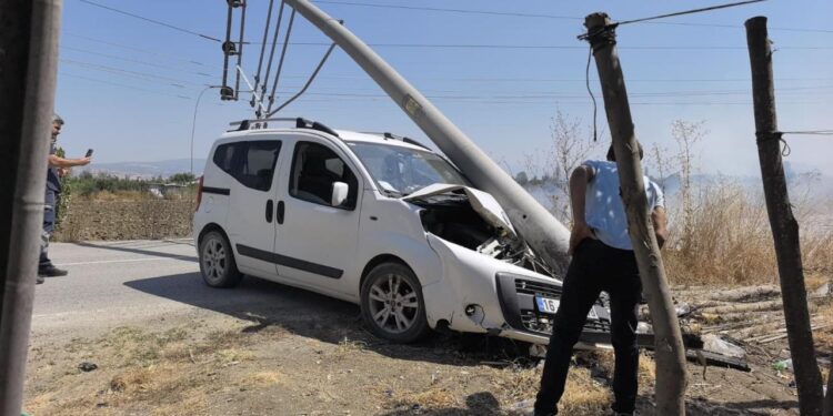 Bursa’da kamyonet kontrolden çıktı, elektrik direğini yerle bir etti