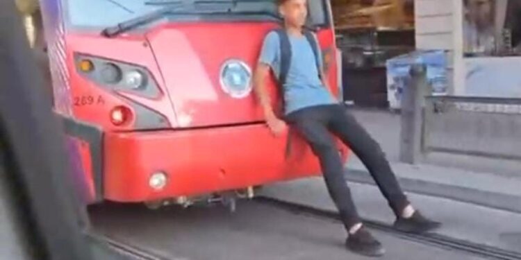 Bursa’da tramvayla yürekleri ağza getiren oyun