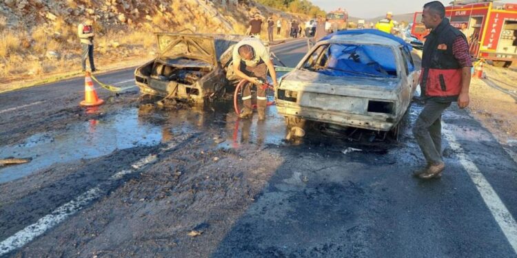 Çarpışan otomobiller alev aldı: 3 ölü 5 yaralı