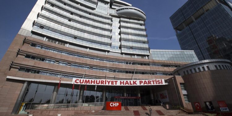 CHP tarihinin kara lekesi: Kongrede delegelere vaatler: İş, daire, telefon…
