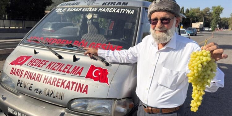 Denizlili “Elmacı Dede” bu kez İzmir’deki Mehmetçiğe üzüm getirdi