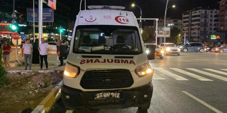 Elazığ’da ambulans otomobille çarpıştı: 3 yaralı
