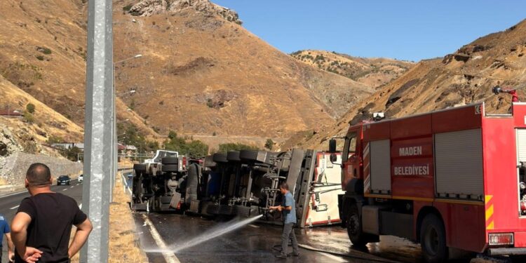 Elazığ’da tır devirdi: 1 yaralı
