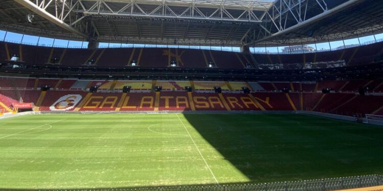 Galatasaray’dan zemin açıklaması! Taraftarlar tepki gösterdi
