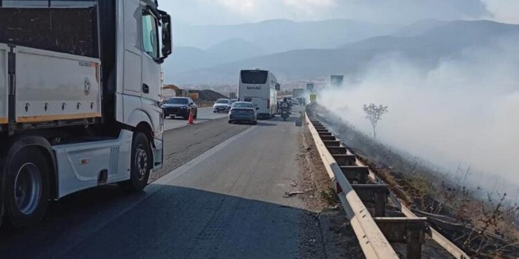 Gaziantep’te otoban kenarında yangın