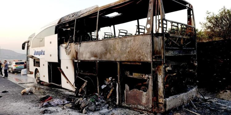 Gaziantep’te seyir halindeyken yanan yolcu otobüsü küle döndü