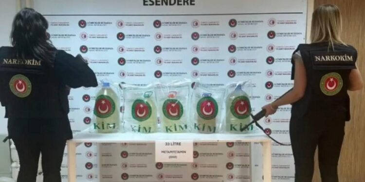 Hakkari’de tırın yakıt deposuna 33 litre sıvı metamfetamin ele geçirildi