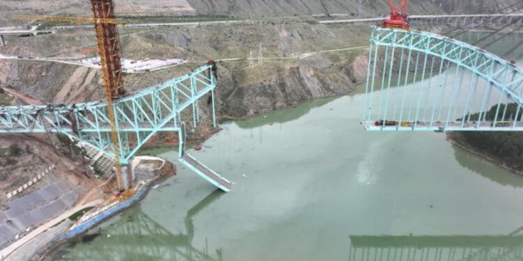 İnşaat halindeki köprü yerle bir oldu! Çin’de facia… 12 can kaybı!