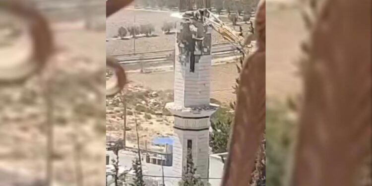 İşgalci İsrail ordusu Batı Şeria’da bir caminin minaresini yıktı