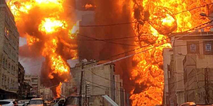 İsrail, Yemen’de kritik bölgeyi vurdu! Sana karanlığa gömüldü! Husilerden açıklama