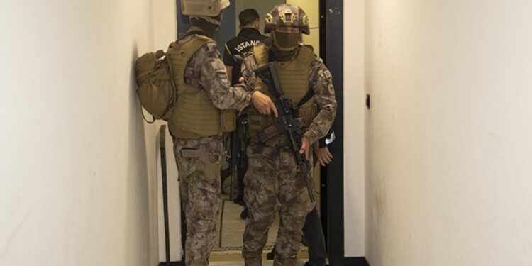 İstanbul’da 10 ilçede suç çetelerine eş zamanlı operasyon düzenlendi: 29 şüpheli yakalandı