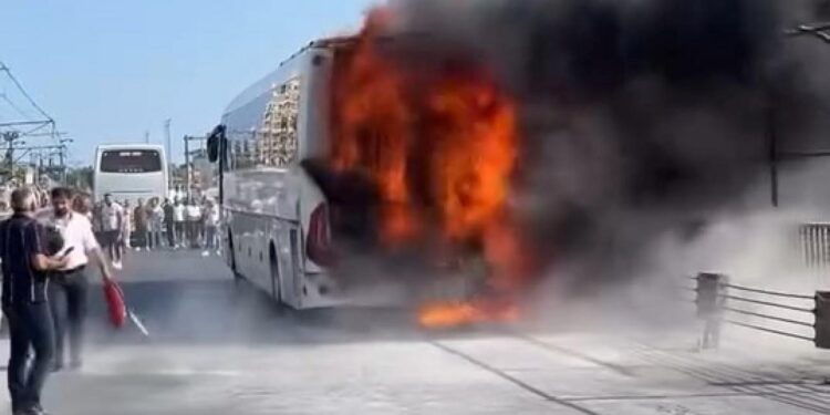 İstanbul’da otobüs yangını! Tramvay seferleri durduruldu