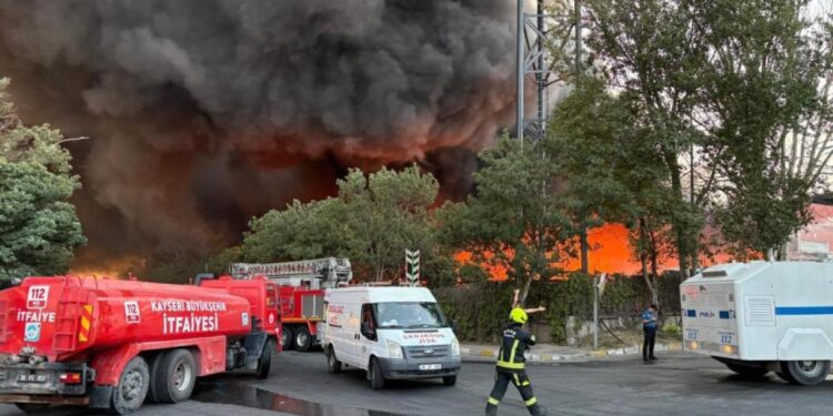 Kayseri’de büyük yangın! Çok sayıda ekip müdahale ediyor