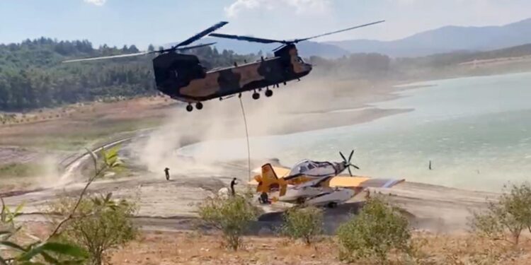 Kırıma uğrayan yangın söndürme uçağı gölden çıkarıldı