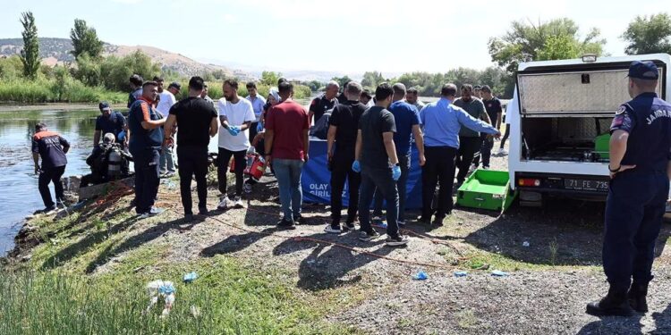 Kızılırmak’a düşen arkadaşını kurtarmak isterken birlikte boğuldular