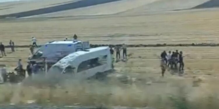 Malazgirt yolunda kaza: 1’i ağır 10 kişi yaralandı