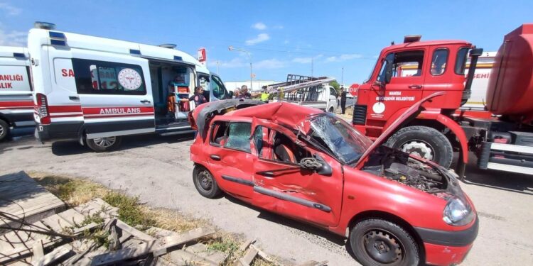 Manisa’da zincirleme kaza! Araç hurdaya döndü