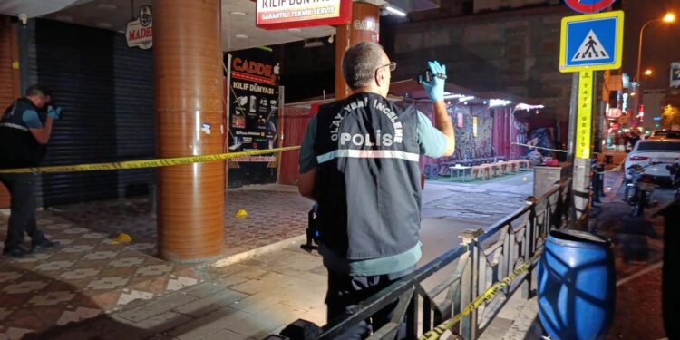 Motosikletli şüphelilerden çay ocağına silahlı saldırı: 2 yaralı