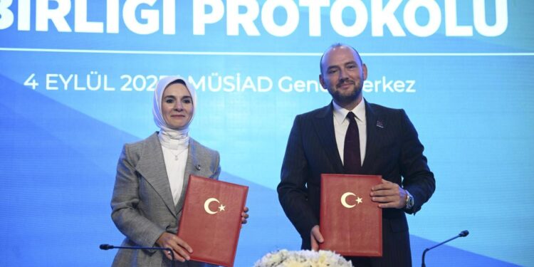 MÜSİAD ve bakanlık arasında protokol: Evlenen çalışana 3, çocuğu olana 2 asgari ücret…