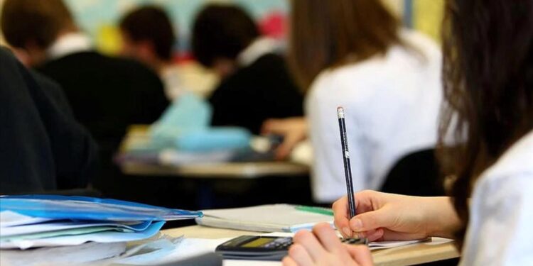 Okul kıyafeti alışverişi giyim sektörünü hareketlendirdi