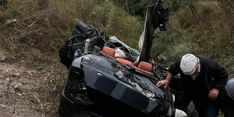 Otomobil adeta ezildi! 2 kişi hayatını kaybetti!