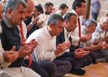 Özgür Özel’in partilileri kızdıran ‘pozları’: Cuma namazı görüntüleri tartışma yarattı!