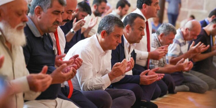 Özgür Özel’in partilileri kızdıran ‘pozları’: Cuma namazı görüntüleri tartışma yarattı!
