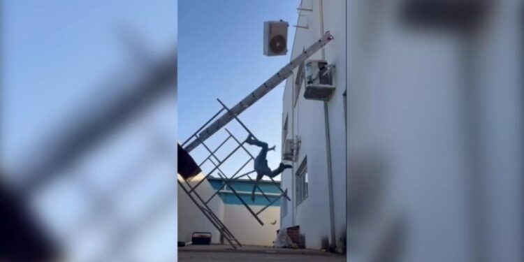 Şanlıurfa’da merdivenden düşen ustanın üzerine klima devrildi