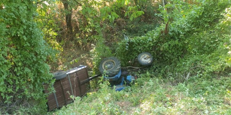 Şarampole yuvarlanan traktörün sürücüsü ağır yaralandı