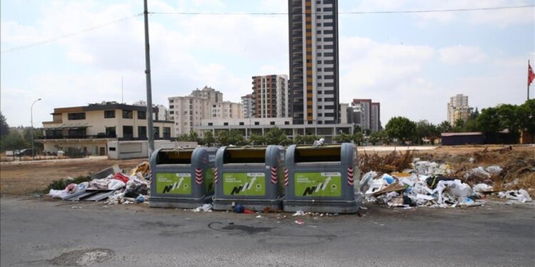 Seyhan’da biriken çöpler kötü kokuya neden oluyor