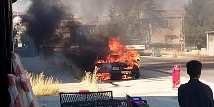 Seyir halindeyken alev alan otomobil yandı