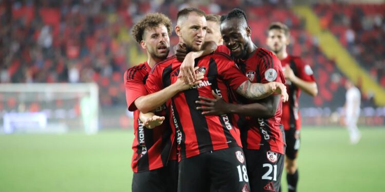 Süper Lig maçı nefesleri kesti! 90+5’te kazandılar
