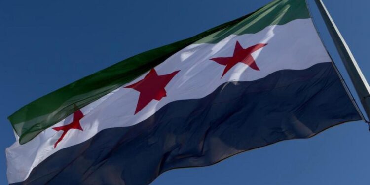 Suriye bayrağı 13 yıl sonra göndere çekildi