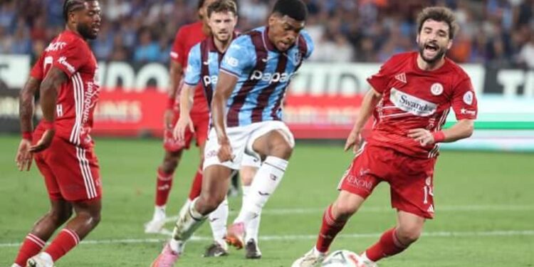 Trabzonspor ligde ‘bir bir’ sayıyor! Antalyaspor’un fişini ilk yarıda çektiler
