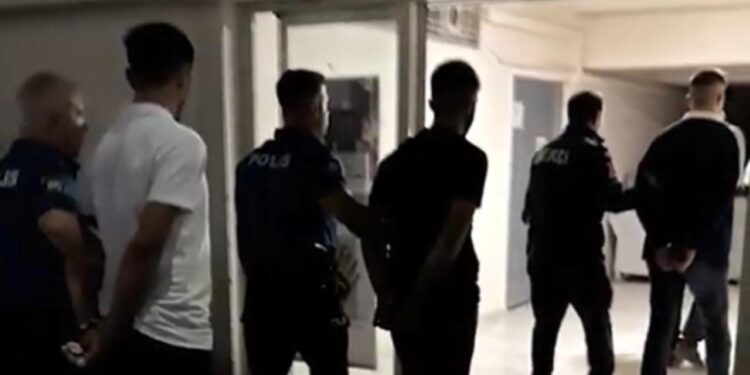Trafikte bıçak ve kılıçlarla saldırı! 4 kişi gözaltına alındı