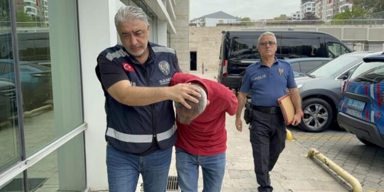 Tramvayda genç kadının fotoğraflarını çeken şahsa meydan dayağı