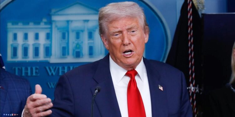 Trump böyle uyardı: Adam delirmiş! Ya çözün ya da biz geliyoruz