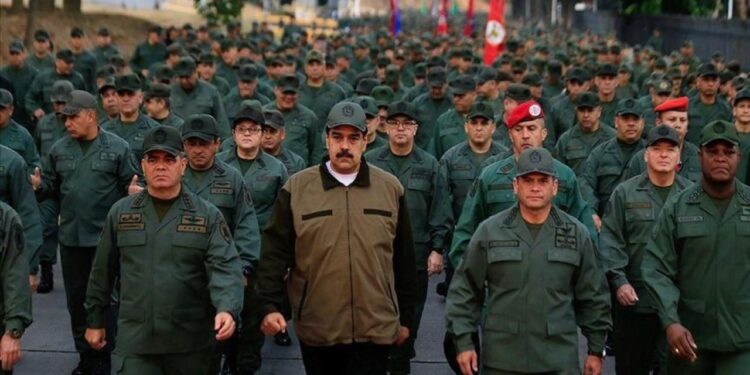 Venezuela jetleri ABD gemisiyle karşı karşıya geldi: Maduro seferberlik ilan etti