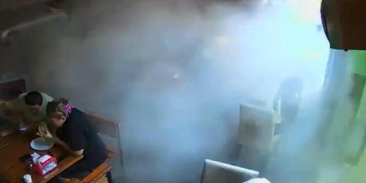 Yemek yerken neye uğradıklarını şaşırdılar! Patlayan lastik tozu dumana böyle kattı