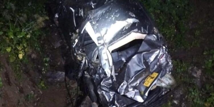 Yoğun sis nedeniyle araç uçuruma yuvarlandı: Aynı aileden 3 ölü, 1 yaralı