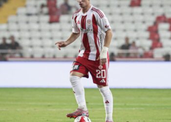 16 yaşındaki futbolcu Süper Lig’e damga vurdu: 34 pasının 32’si isabetliydi