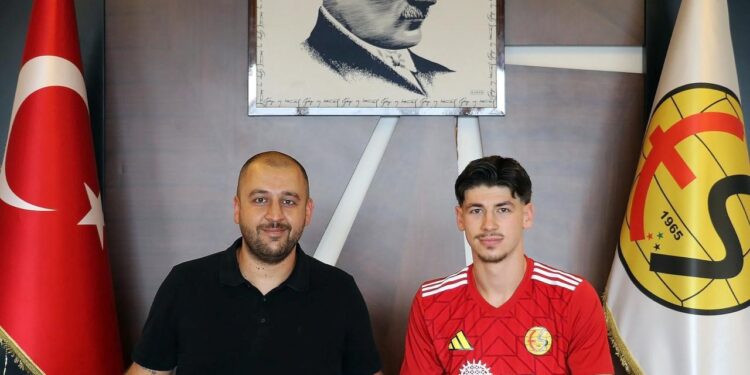 21 yaşında Süper Lig’i bıraktı, 3. Lig ekibine transfer oldu