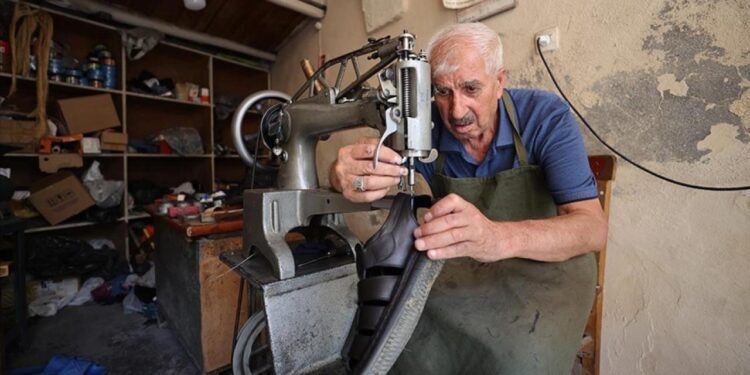 5 metrekarelik iş yerinde 50 yılı aşkın süredir çalışıyor