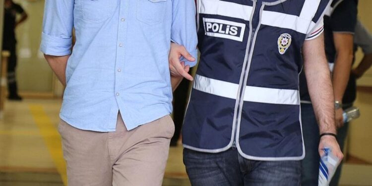 6 yıldır aranıyordu: FETÖ şüphelisi saklandığı evde yakalandı
