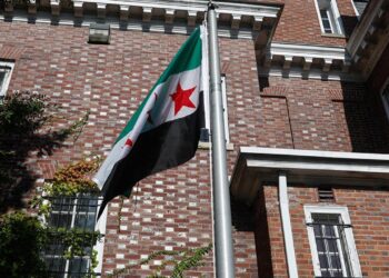 ABD’de tarihi anlar: Suriye bayrağı göndere çekildi