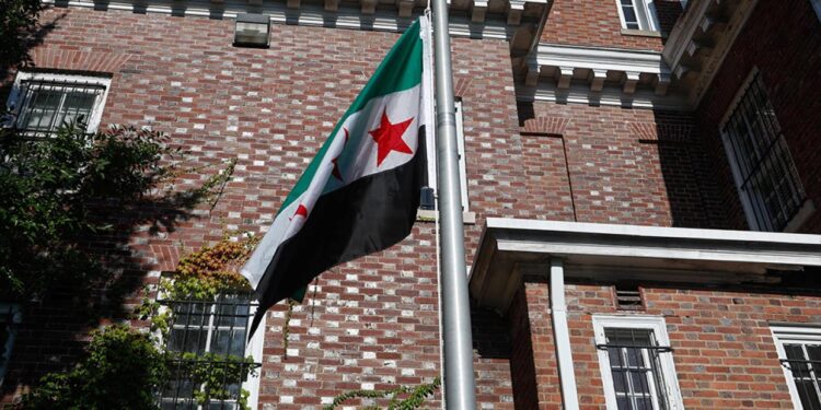 ABD’de tarihi anlar: Suriye bayrağı göndere çekildi