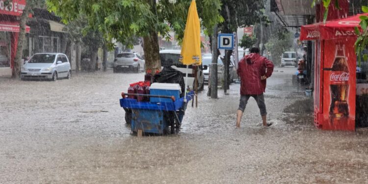 Adana ve Osmaniye’de şiddetli rüzgar ve sağanak