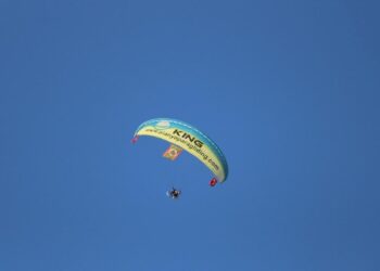 Alanyaspor’un sahasına paraşütle inip şampiyonluk kupasını teslim ettiler