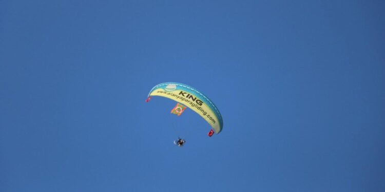 Alanyaspor’un sahasına paraşütle inip şampiyonluk kupasını teslim ettiler